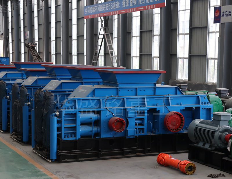數控全自動全液壓對輥制砂機多少錢？如何選擇制砂設備廠家？